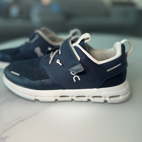 On Cloud Navy Velcro Size 2Y - Picture 4 of 7